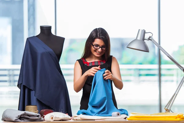 Kvinnelig skreddersydd arbeid med nye klær – stockfoto