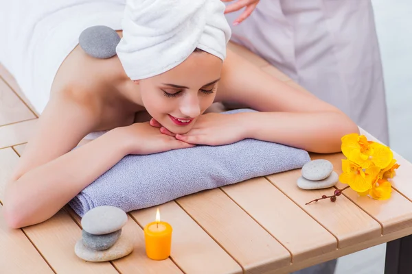 Mujer joven en concepto de spa — Foto de Stock