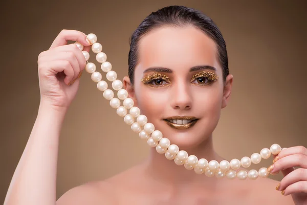 Жінка з перловим намистом ізольована на білому — стокове фото