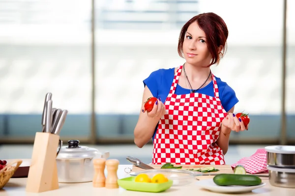 Žena připravuje salát v kuchyni — Stock fotografie