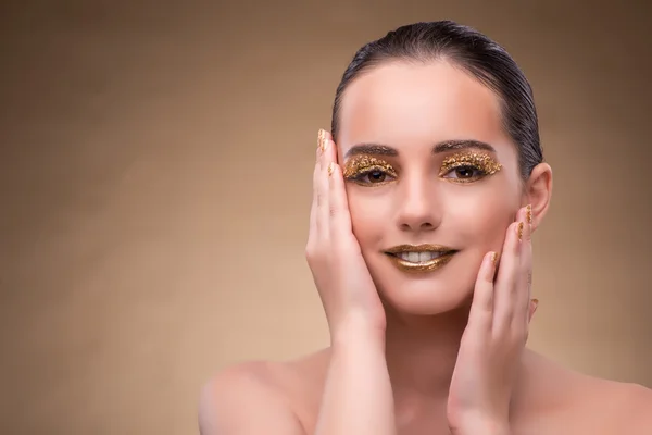 Jovem com maquiagem elegante — Fotografia de Stock