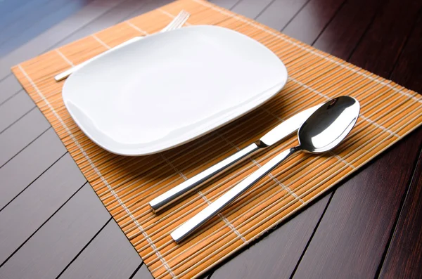 Tabell köksredskap serveras till middag — Stockfoto