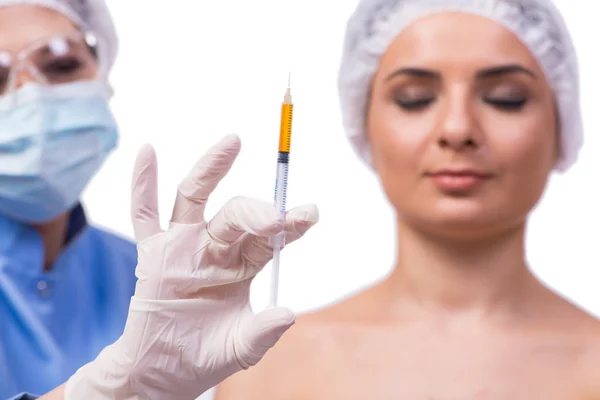 Jovem preparando-se para a injeção de botox isolado em branco — Fotografia de Stock