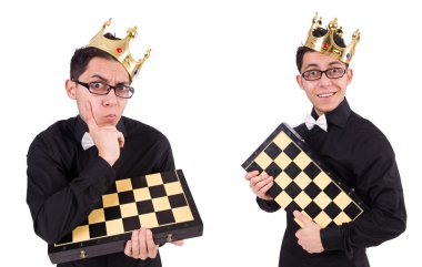 Beyaz üzerine izole komik satranç oyuncusu