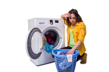 Kadın beyaz izole Çamaşırhane yaptıktan sonra yorgun