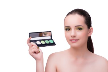 Beyaz izole makyaj oturumu sırasında genç kadın