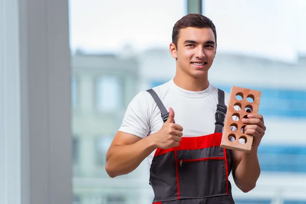 Albañil joven trabajando en obra —  Fotos de Stock