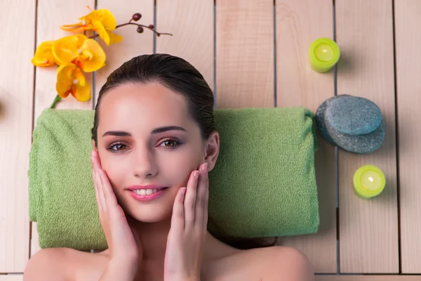 Mooie jongedame tijdens spa procedure — Stockfoto