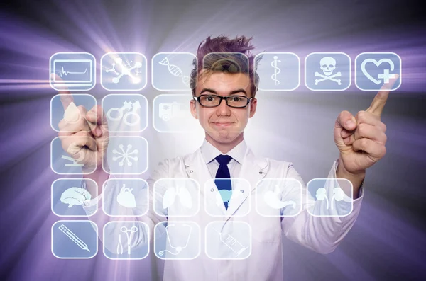 Adam doktor çeşitli tıbbi simgelerle düğmelere basarak — Stok fotoğraf