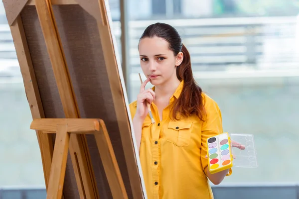 Joven estudiante artista dibujo imágenes en estudio — Foto de Stock