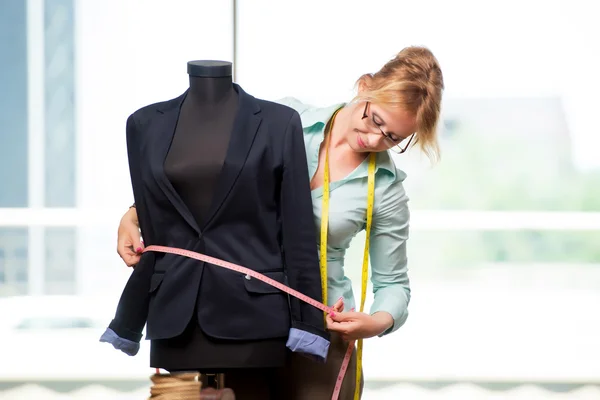 Kvinna skräddarsy arbetar på nya kläder — Stockfoto