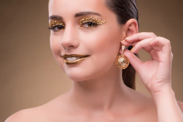 Zarif kadın mücevher moda kavramı ile — Stok fotoğraf