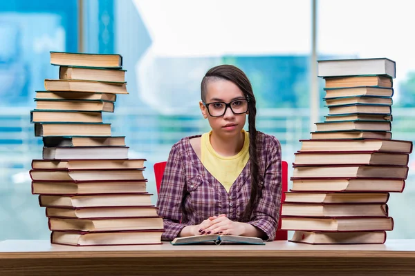 Estudante se preparando para exames universitários — Fotografia de Stock