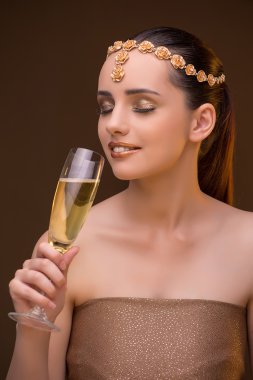Şampanya Kadehi ile genç kadın