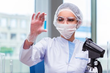 Genç öğrenci laboratuarında kimyasal çözümleri ile çalışma