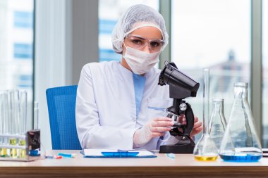 Genç öğrenci laboratuarında kimyasal çözümleri ile çalışma