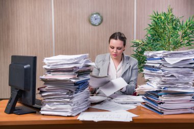 İş kadını ofiste çalışan stres altında