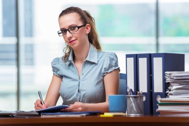 Ofiste çalışan genç bir iş kadını.