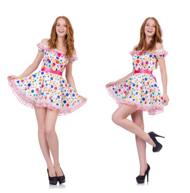 Benekli elbiseli genç kadın beyazda izole edilmiş.