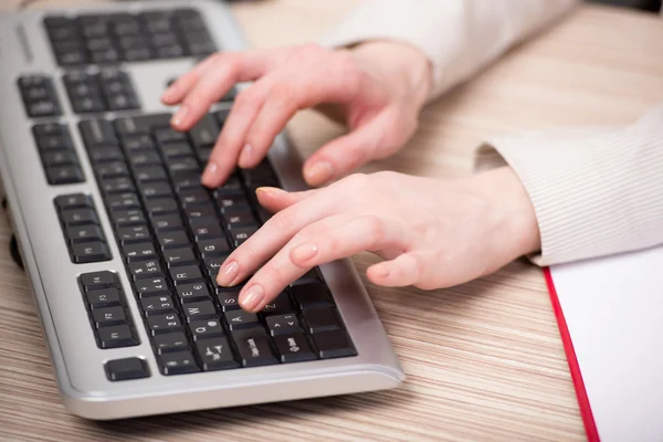 Mãos a trabalhar no teclado no escritório — Fotografia de Stock