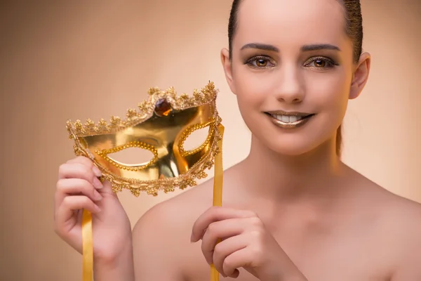 Mujer joven con máscara en concepto de carnaval — Foto de Stock