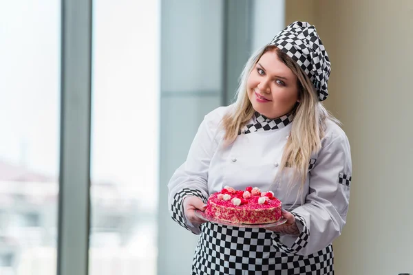 Young woman chef preparing dessert cak — Stock Photo, Image