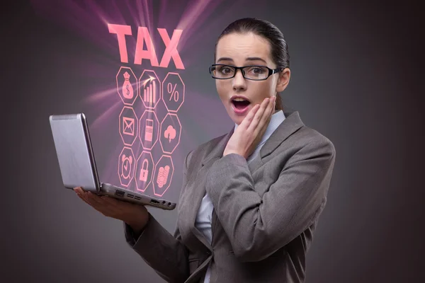 Geschäftsfrau im Gewerbesteuer-Konzept — Stockfoto