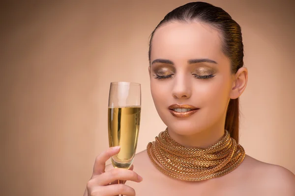 Jovem com taça de champanhe — Fotografia de Stock