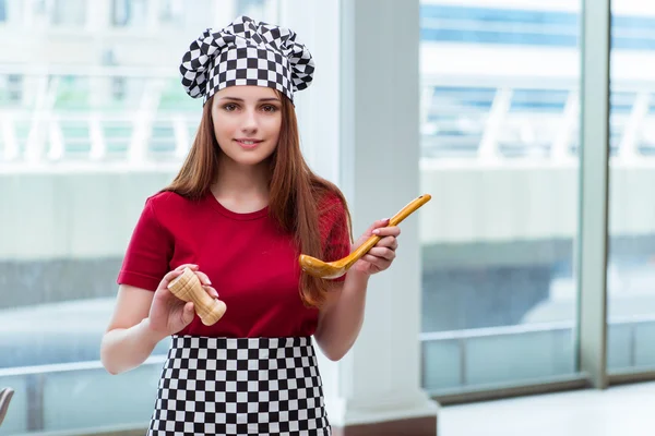 Joven ama de casa preparando sopa en cocina —  Fotos de Stock