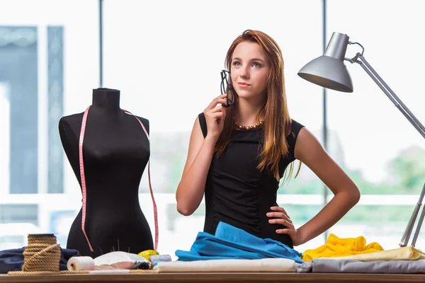 Mujer sastre trabajando en ropa nueva — Foto de Stock