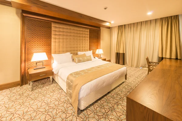 Moderní hotelový pokoj s velkou postelí — Stock fotografie