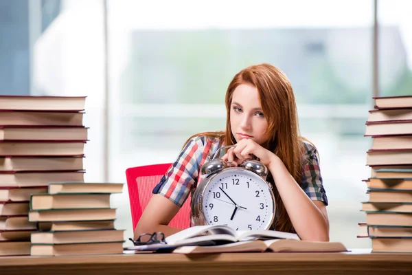 Vrouwelijke student met klok voorbereiden op examens — Stockfoto