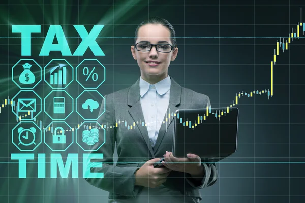 Empresária no conceito de imposto sobre as empresas — Fotografia de Stock