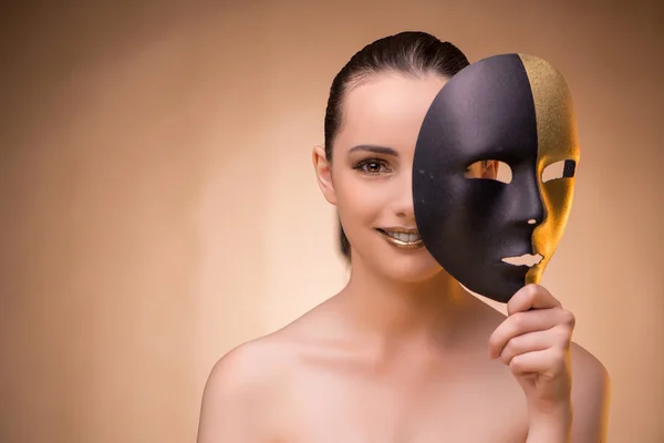 Młoda kobieta z maską w koncepcji karnawał — Zdjęcie stockowe