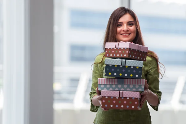 Jovem mulher animado com caixa de presente — Fotografia de Stock