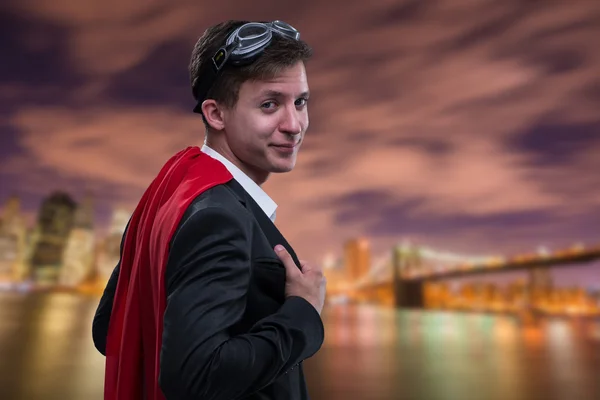 Homme avec couverture rouge dans le concept de super héros — Photo