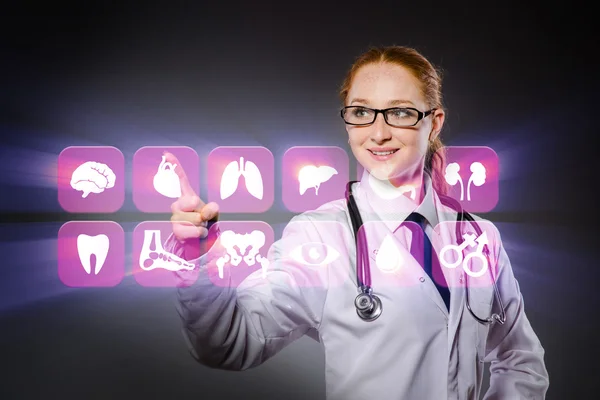 Žena lékař mačkání tlačítka s různými lékařskými ikonami — Stock fotografie