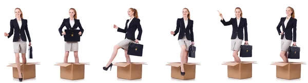 Podnikatelka s krabicemi izolovanými na bílém — Stock fotografie