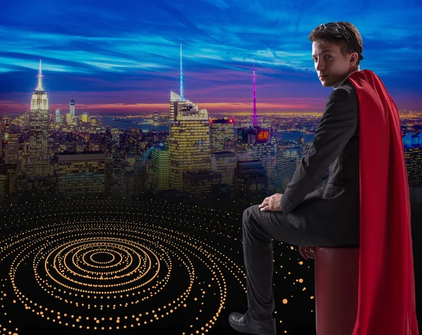 Людина з червоною обкладинкою в концепції супергероя — стокове фото