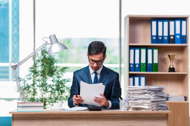 Stres ile lots-in evrak içinde genç işadamı