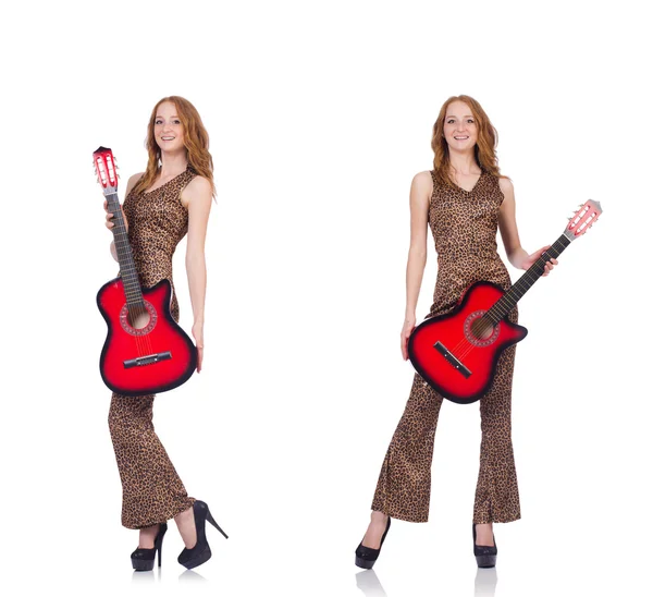 Giovane donna con chitarra isolata su bianco — Foto Stock