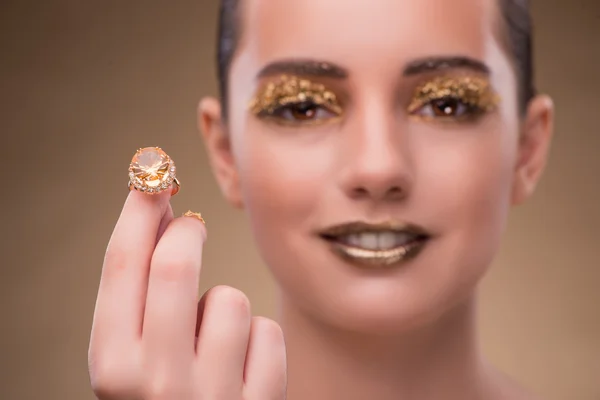 Elegante Frau mit Schmuck im Modekonzept — Stockfoto