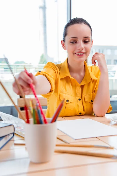 Joven escuela gilr dibujo de cuadros en casa — Foto de Stock