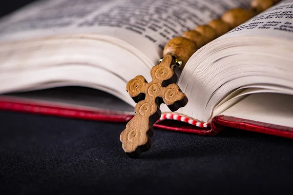 Библия и крест в религиозной концепции — стоковое фото