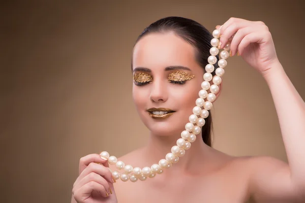 Mujer con collar de perlas aislado en blanco —  Fotos de Stock