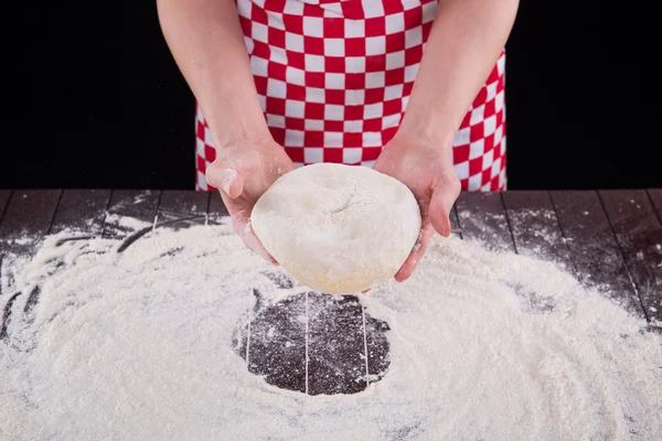 Cook przygotowanie ciasta do pieczenia w kuchni — Zdjęcie stockowe