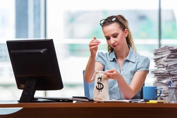Бизнесмен с денежными мешками в офисе — стоковое фото