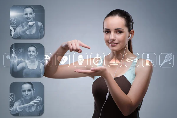 Junges Mädchen im Sportkonzept drückt virtuelle Tasten — Stockfoto