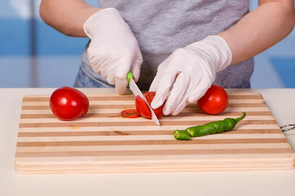 Руки приготування салату — стокове фото