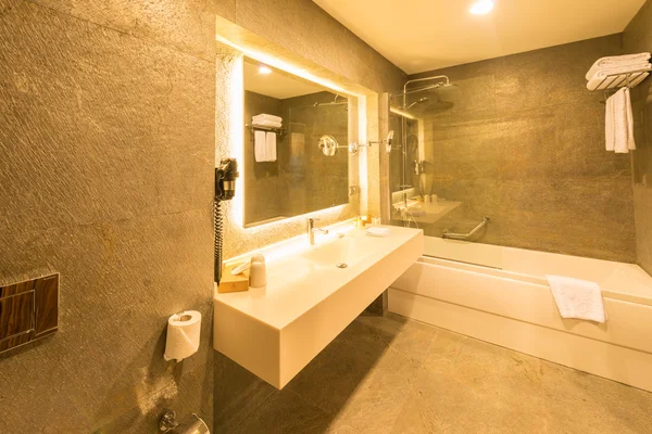 Moderní elegantní umyvadlo v koupelně — Stock fotografie